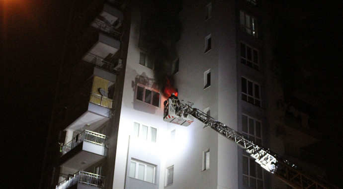 Yangın sebebiyle 5. katta mahsur kalan vatandaş itfaiye tarafından kurtarıldı