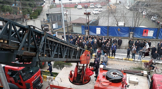 Yangında mahsur kalan aileyi itfaiye kurtardı