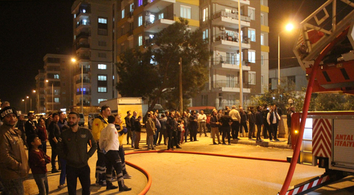 Yangın sebebiyle 5. katta mahsur kalan vatandaş itfaiye tarafından kurtarıldı