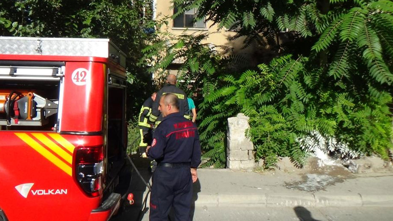 Böyle rahatlık görülmedi: Çay keyfi yapıp yangını izledi