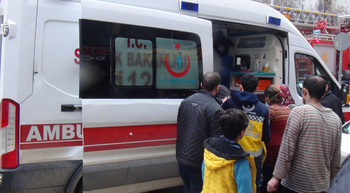 Yangında mahsur kalan aileyi itfaiye kurtardı