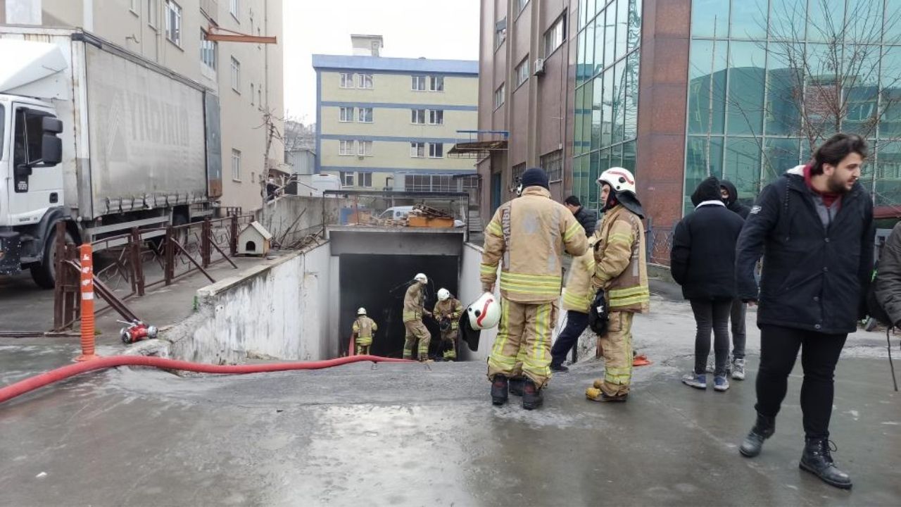 Beylikdüzü'nde yangın: Depodaki bataryalar patladı Beylikdüzü'nde yangın: Depodaki bataryalar patladı