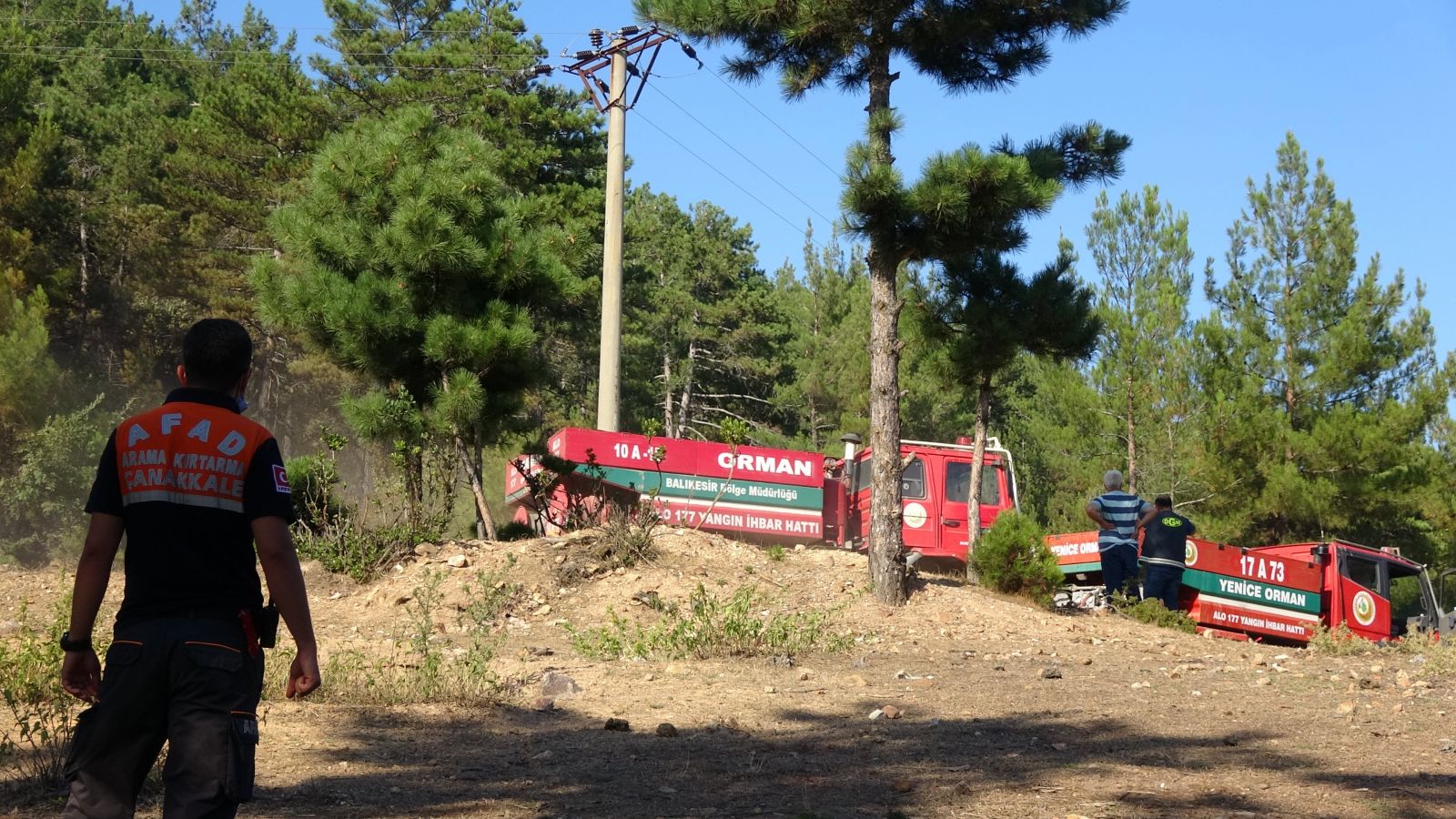 Köylüler yangın söndürme çalışmalarını üzüntüyle izliyor