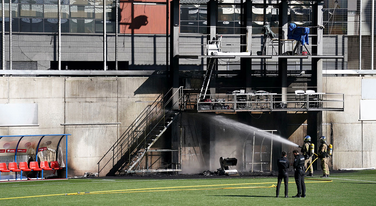 VAR monitörü patladı! Andorra-İngiltere maçı öncesi statta yangın çıktı