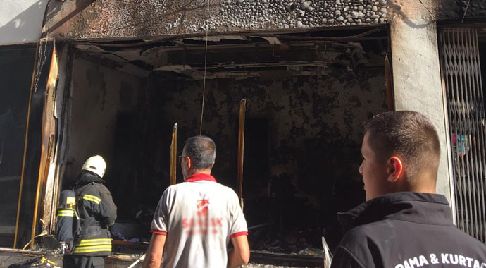 Otelde yangın çıktı! Müşterileri mahalle sakinleri kurtardı