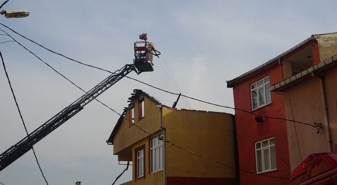 Binanın çatısı alev alev yandı