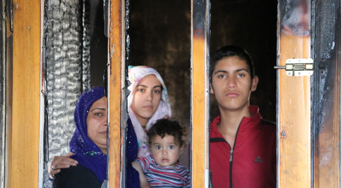 Evi yanan 15 kişilik aile yardım bekliyor