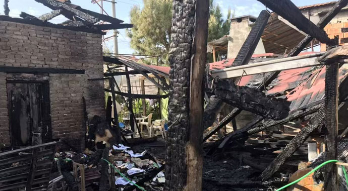 Yemek yerken komşuları evin yandığını haber verdi, çift kurtuldu