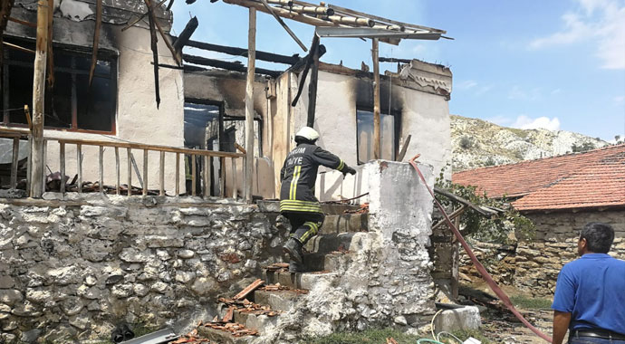 Köy muhtarının evi yandı