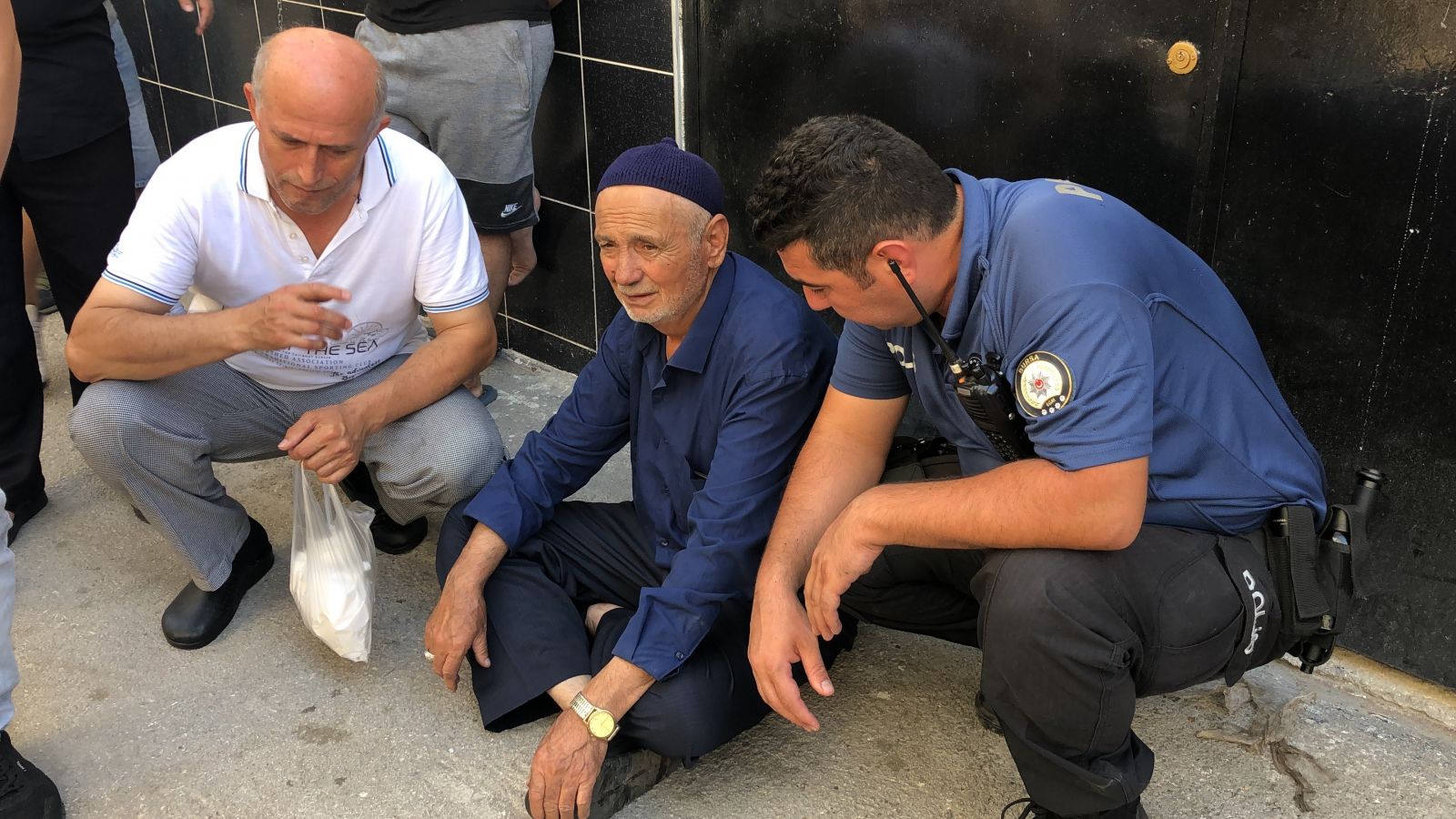 Vatandaşlar yatalak hastayı kurtarmak için alevlerin arasına daldı