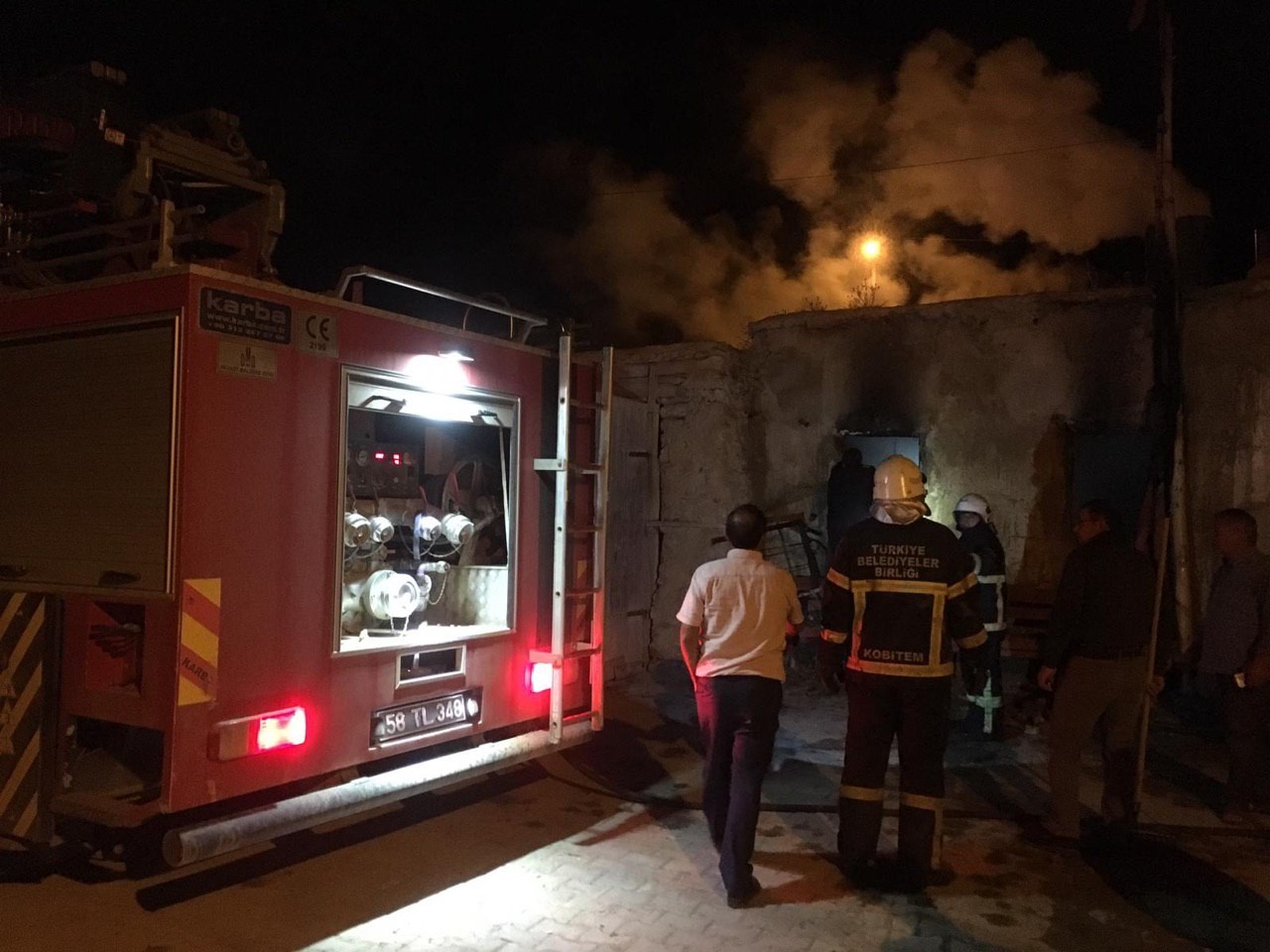 Alevlerin sardığı tandır evi kullanılmaz hale geldi