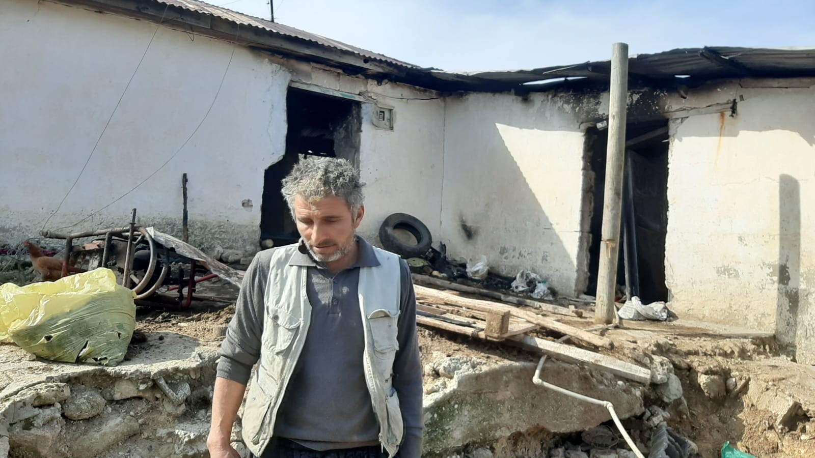 Yangında telef olan kuzuları için hüngür hüngür ağladı