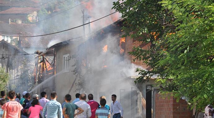 Bursa'da evler alev alev yandı