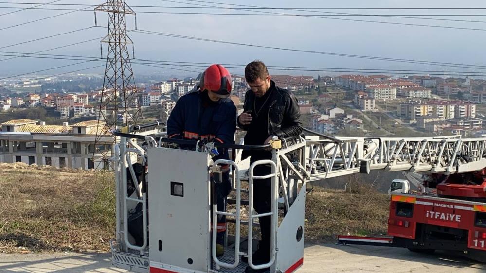 3 katlı binada yangın: Aile çatıdan kurtarıldı