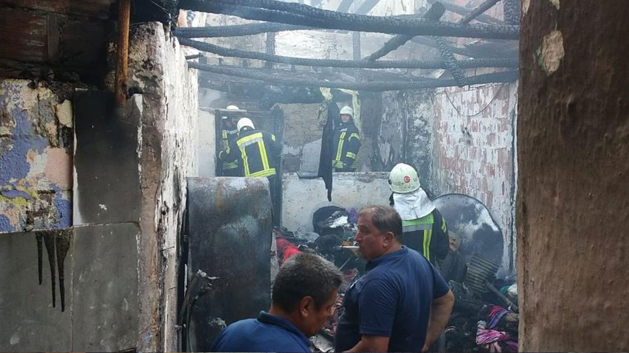 Bir evde başlayan yangın, 2 eve daha sıçradı: Bir kişi öldü