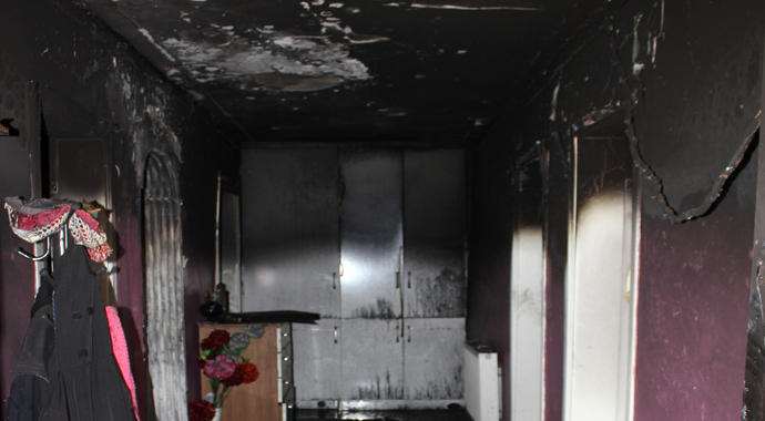 Buzdolabından çıkan yangında ev küle döndü