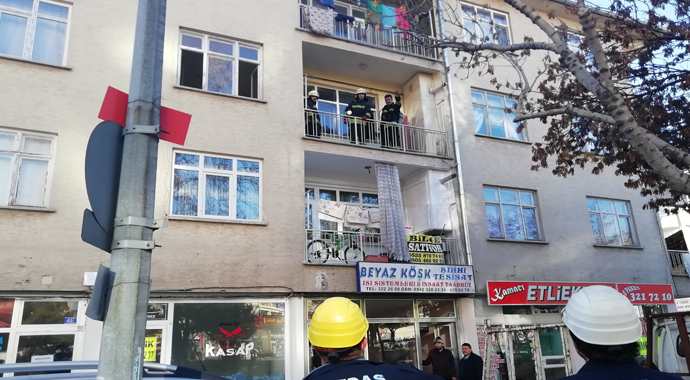 Açık unutulan ütü öğrenci evini yaktı