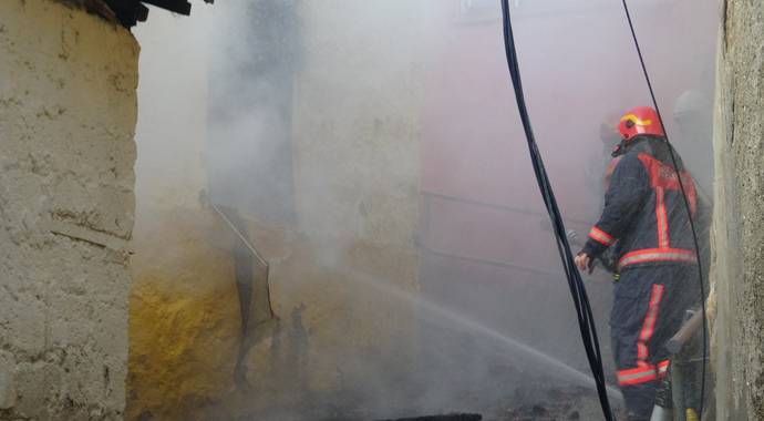 Yangına uykuda yakalandılar: Komşuları kurtardı