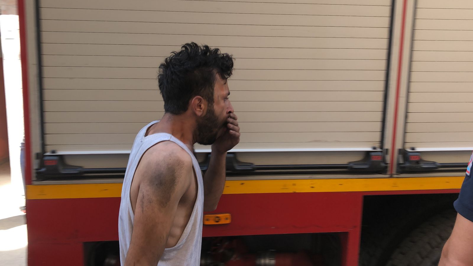 Vatandaşlar yatalak hastayı kurtarmak için alevlerin arasına daldı