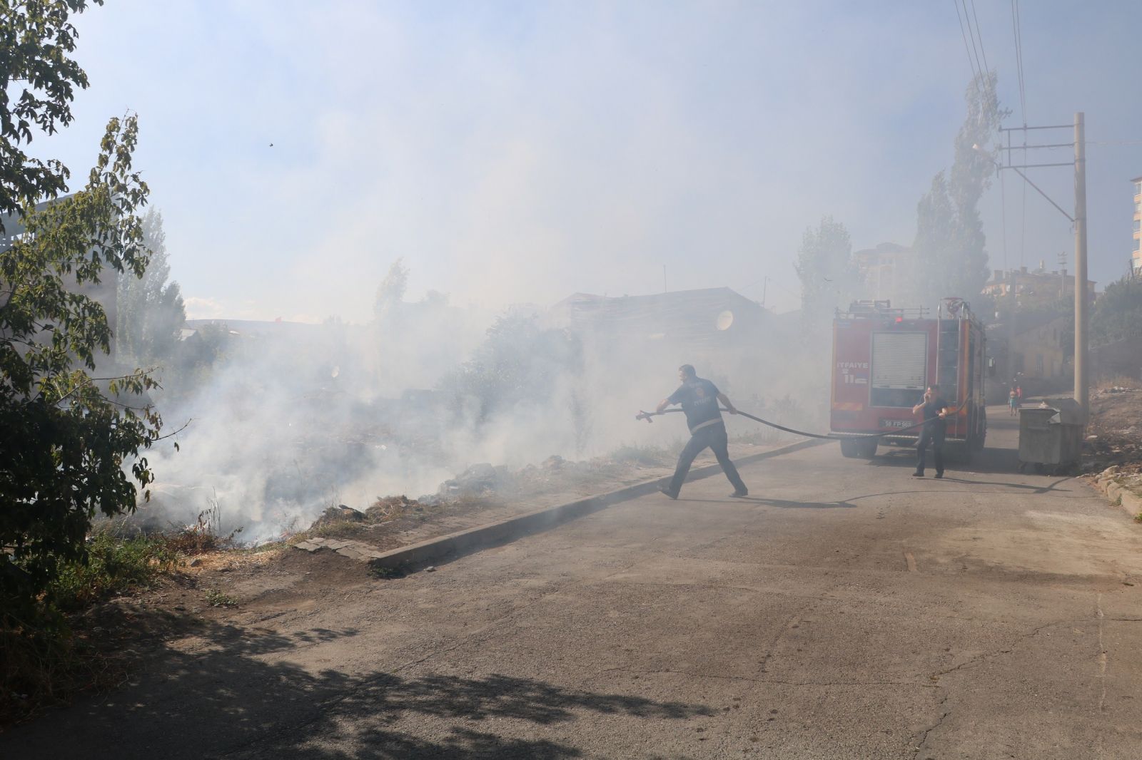 Görenleri duygulandıran anlar.. Arkadaşının evi yanmasın diye seferber oldu
