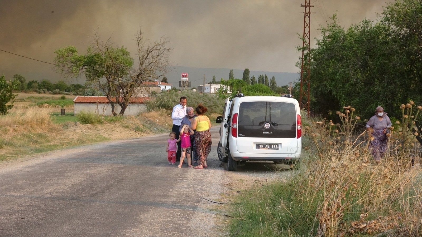 Gelibolu Tarihi Yarımadası'ndaki yangın sebebiyle Çanakkale'de 3 köy boşaltıldı