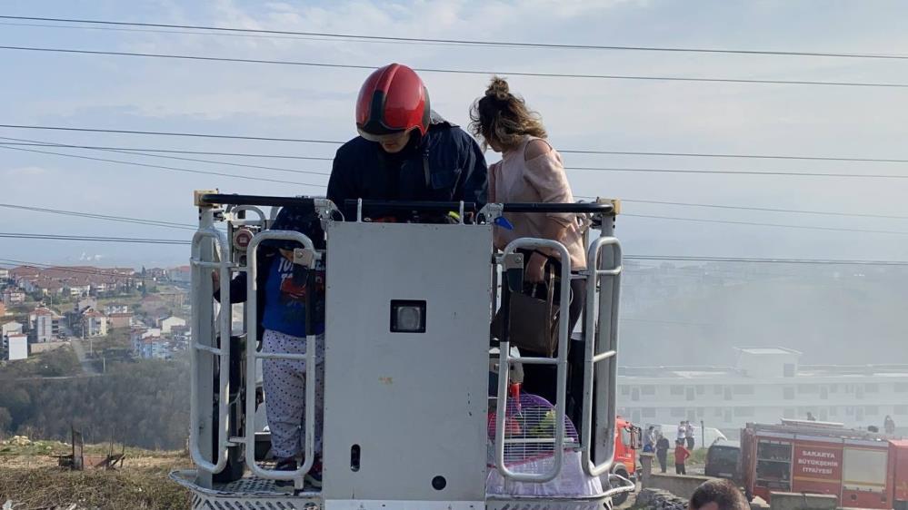 3 katlı binada yangın: Aile çatıdan kurtarıldı
