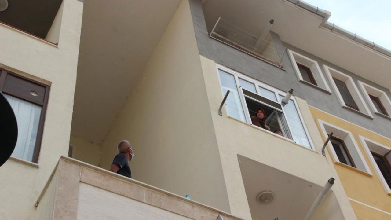 Dehşet anları! 4. kattan önce kızını sonra kendisini attı