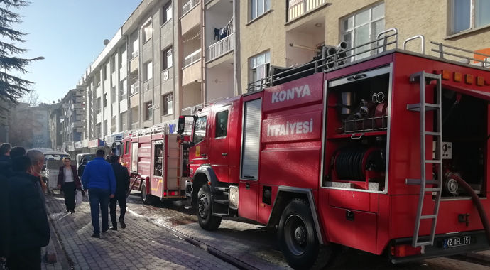 Açık unutulan ütü öğrenci evini yaktı