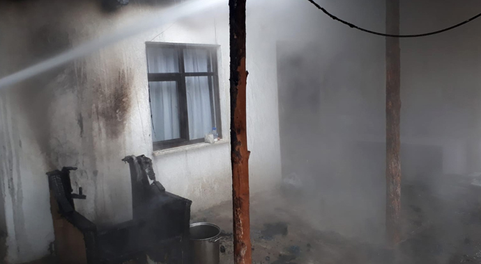 Gümüşhane’de bir evin çatısı alev alev yandı