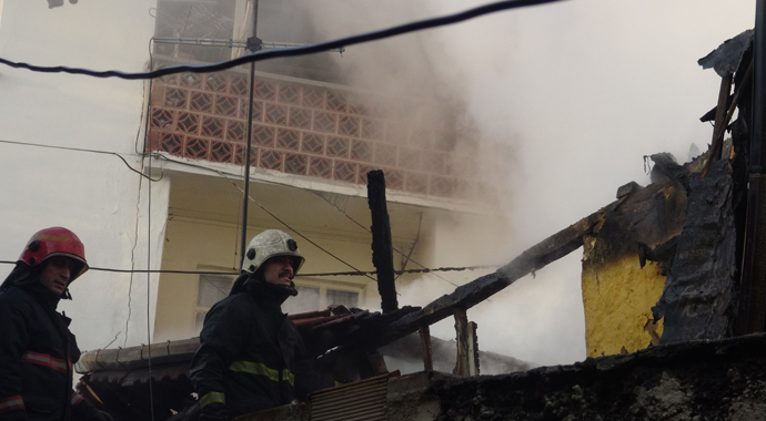 Yangına uykuda yakalandılar: Komşuları kurtardı