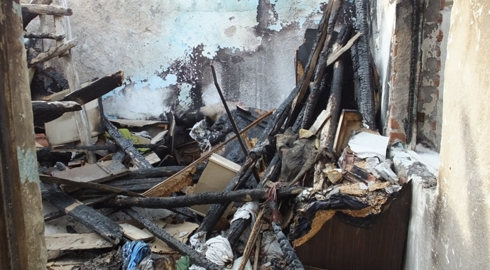 Burhaniye’de evi yanan aile sokakta kaldı