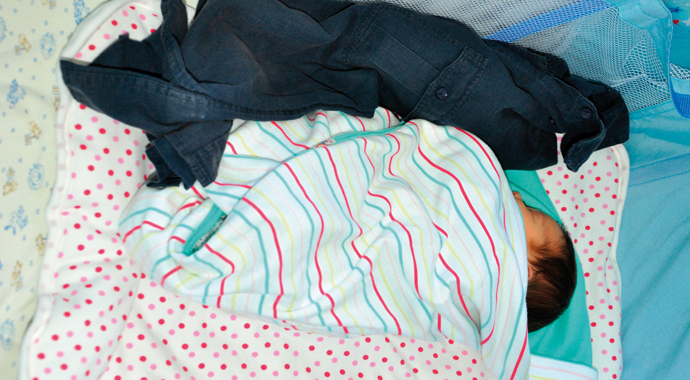 Babasının kokusuyla büyüyor