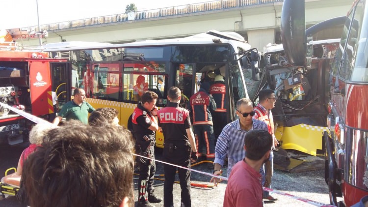 İki metrobüs kafa kafaya çarpıştı! Çok sayıda yaralı var...