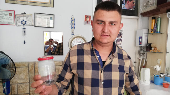 Esnafların yerde bulduğu yarasa görünüşüyle insanları korkuttu