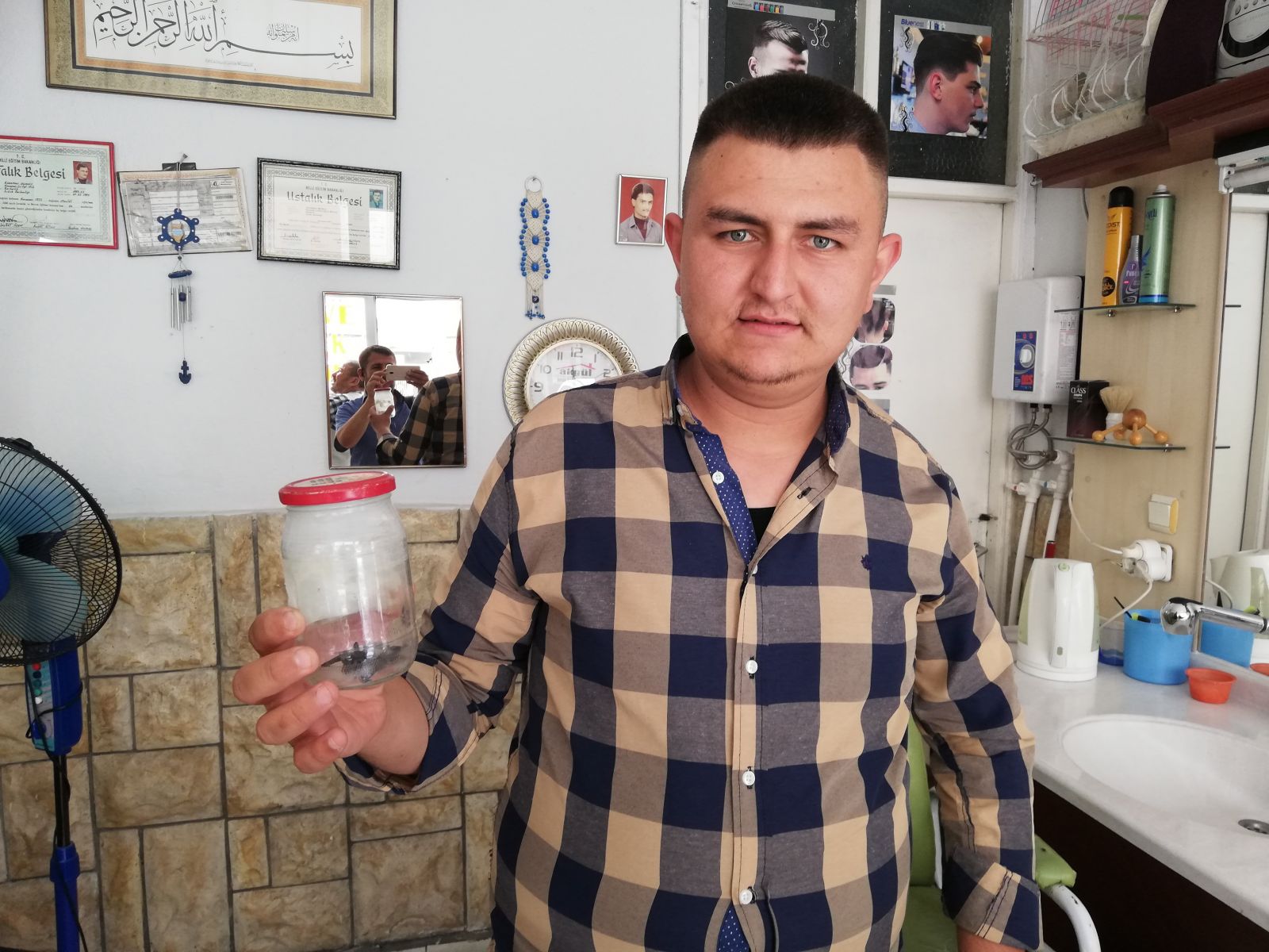 Esnafların yerde bulduğu yarasa görünüşüyle insanları korkuttu