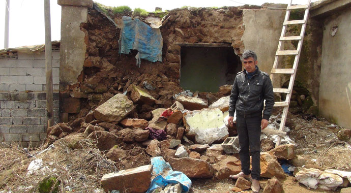 Evsiz kalan 11 nüfuslu aile yardım bekliyor Evsiz kalan 11 nüfuslu aile yardım bekliyor