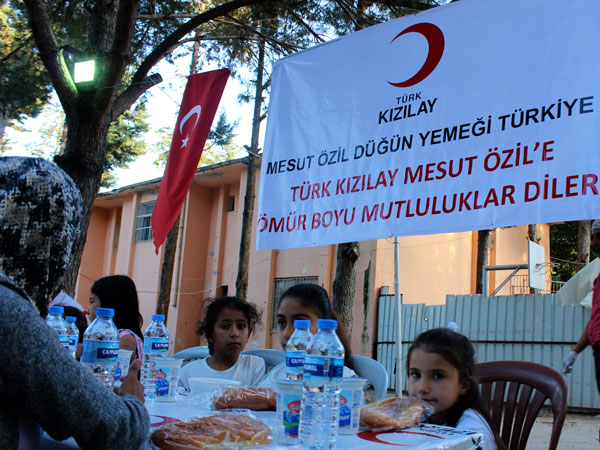 Alkışlar Mesut Özil'e