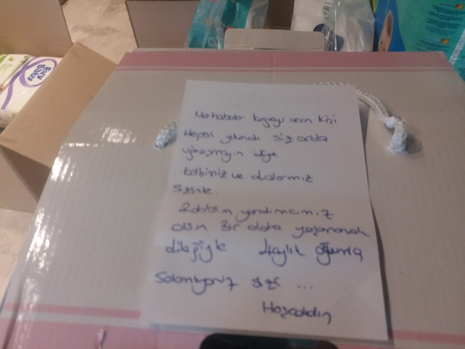 Yardım kolisinden ağlatan not: “Hepsi yıkandı, siz orada uğraşmayın diye”