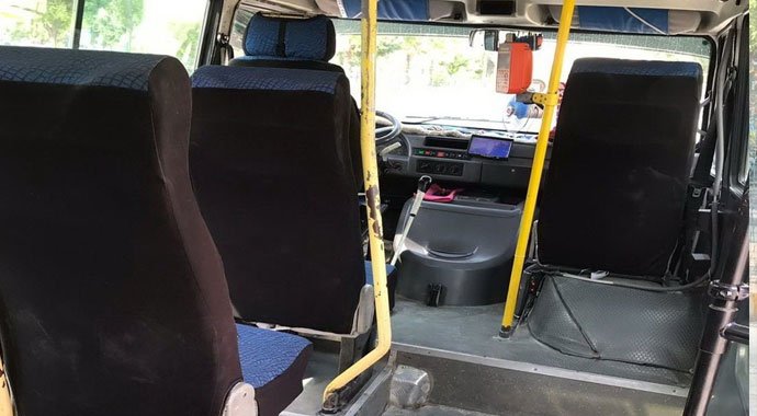 Minibüsünü bırakıp yaşlı yolcusunun yardıma koştu