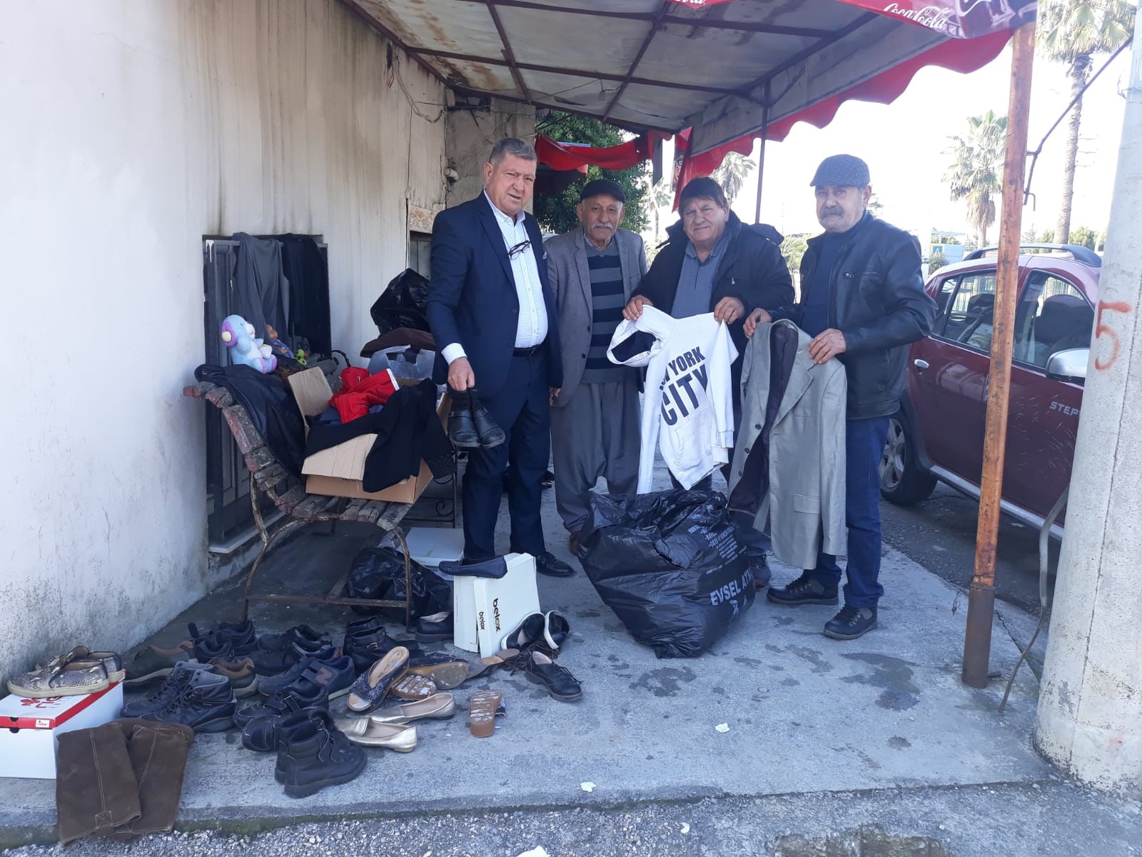 Zenginden aldı, fakire verdi!