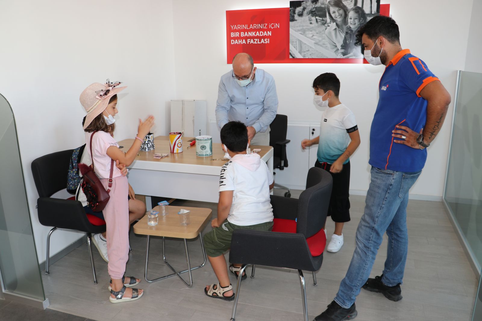 4 çocuk biriktirdikleri harçlıklarını afetzedelere bağışladı