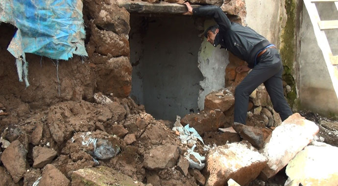 Evsiz kalan 11 nüfuslu aile yardım bekliyor