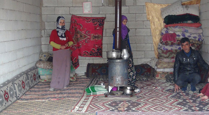 Evsiz kalan 11 nüfuslu aile yardım bekliyor