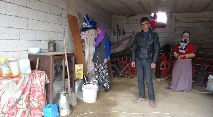 Evsiz kalan 11 nüfuslu aile yardım bekliyor