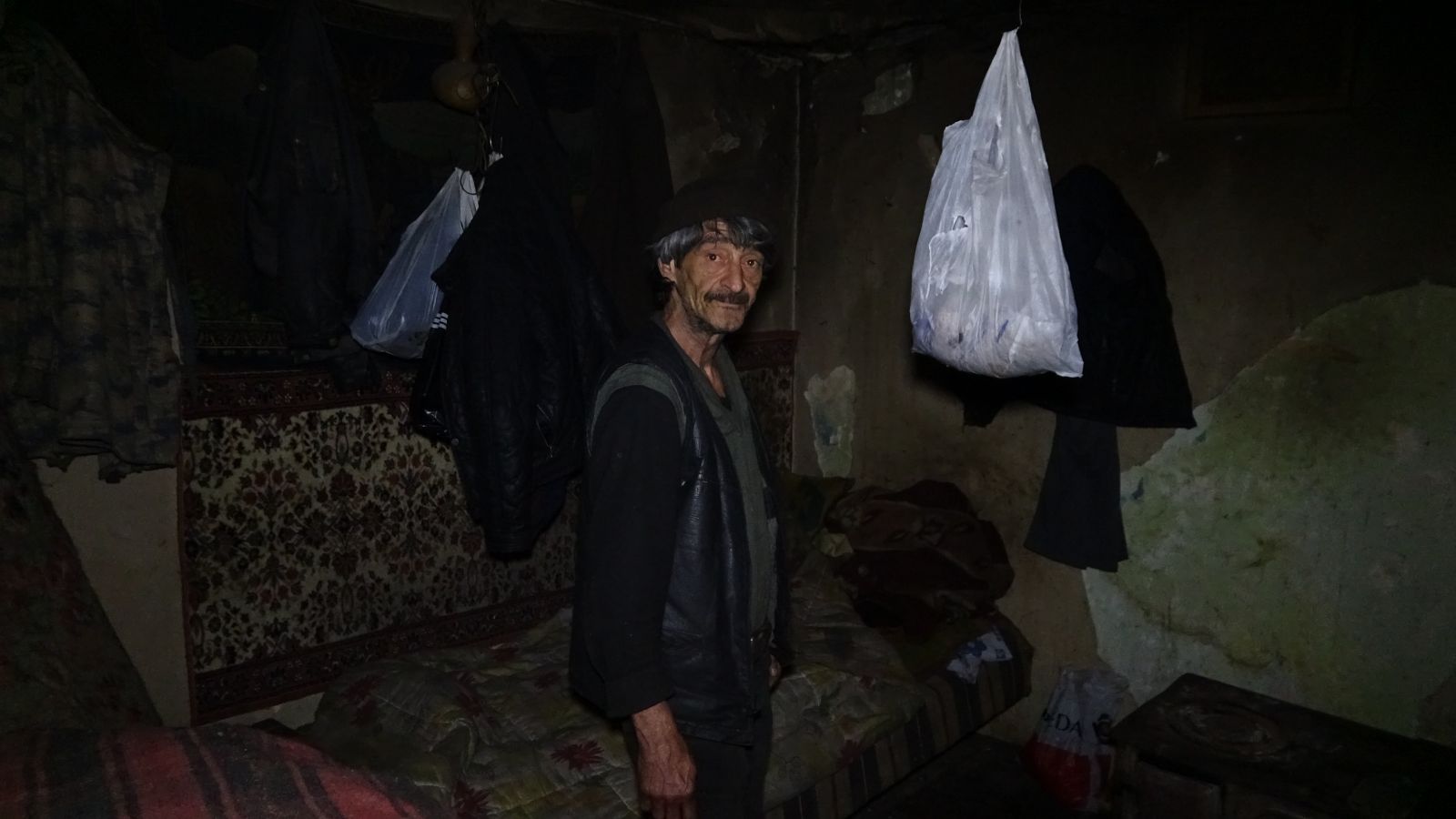 Öyle bir yerde kalıyor ki görenlerin içi acıyor