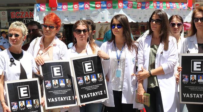 Ankara'da ölen eczacılar için meslektaşları yasta