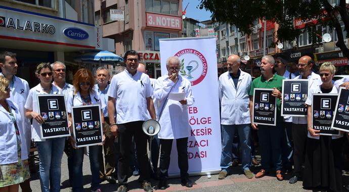 Ankara'da ölen eczacılar için meslektaşları yasta