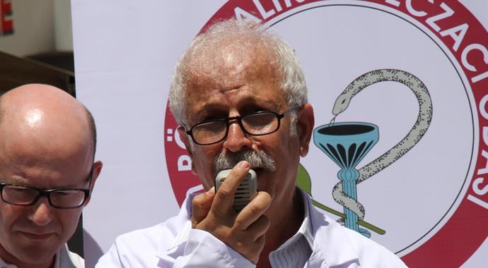 Ankara'da ölen eczacılar için meslektaşları yasta