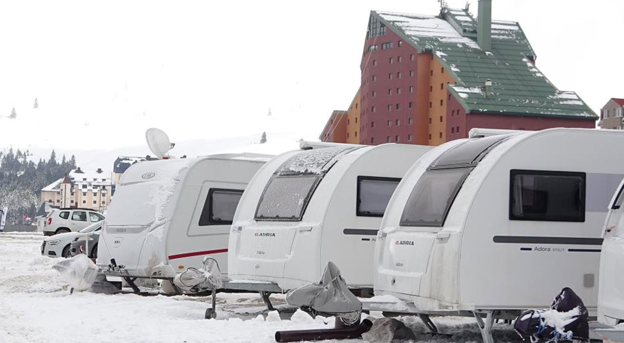 Otele verecekleri tek gece fiyatına aylarca Uludağ’da tatil yapıyorlar