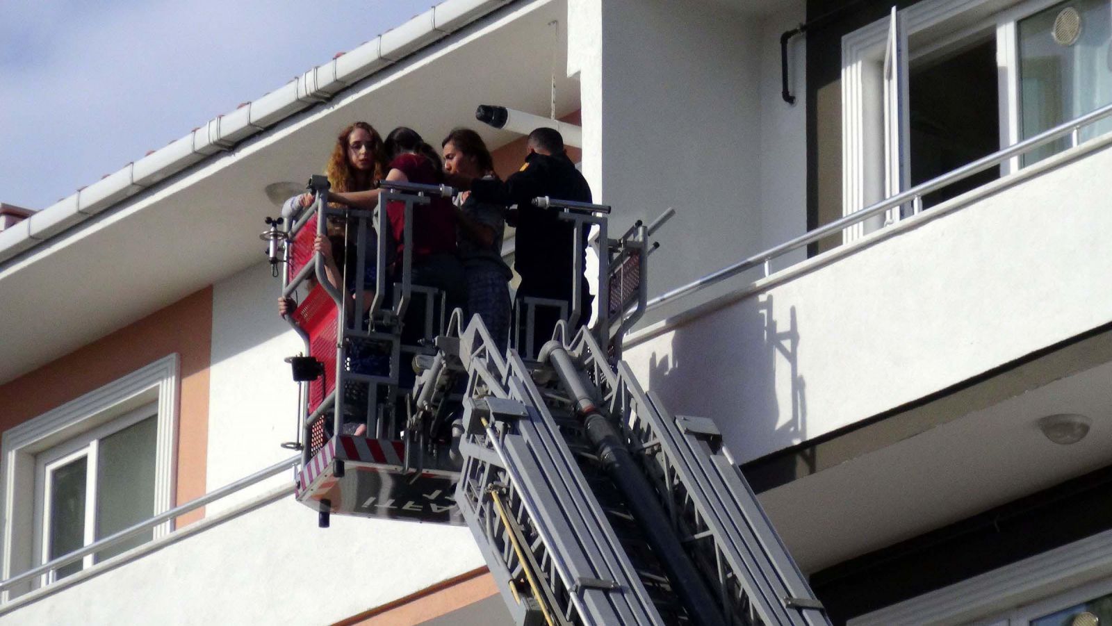Kız öğrencilerin kaldığı apartta korkutan yangın